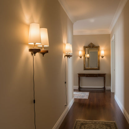 Wandlampe zum Einstecken aus Walnussholz und Messing