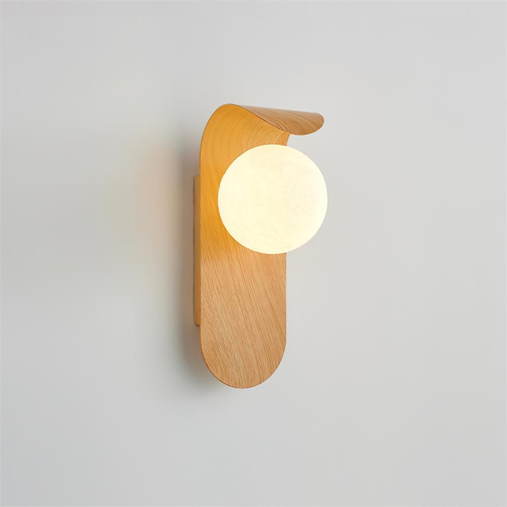 Minimalistische Velmara-Holz-Wandleuchte in Globusform