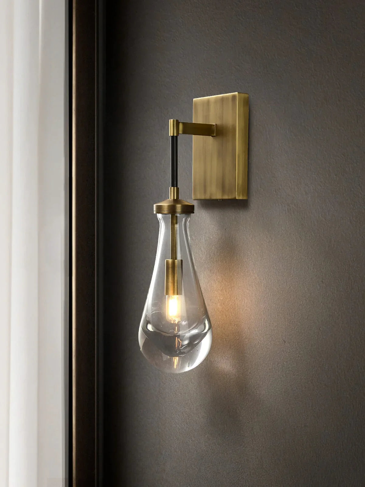 Tropfenförmige Glas-Wandleuchte