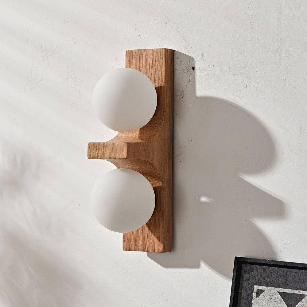 Wandlampe aus Holz mit zwei Kugeln