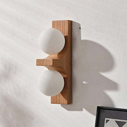 Wandlampe aus Holz mit zwei Kugeln