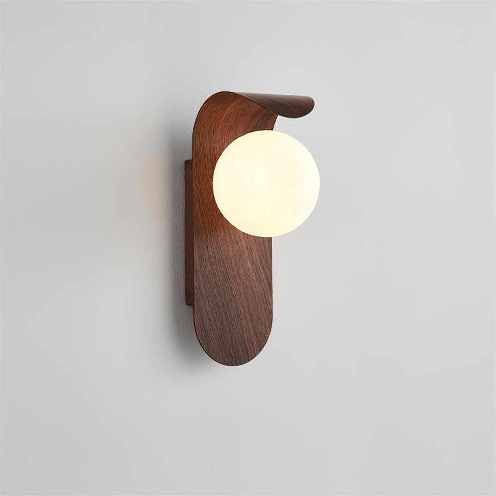 Minimalistische Velmara-Holz-Wandleuchte in Globusform