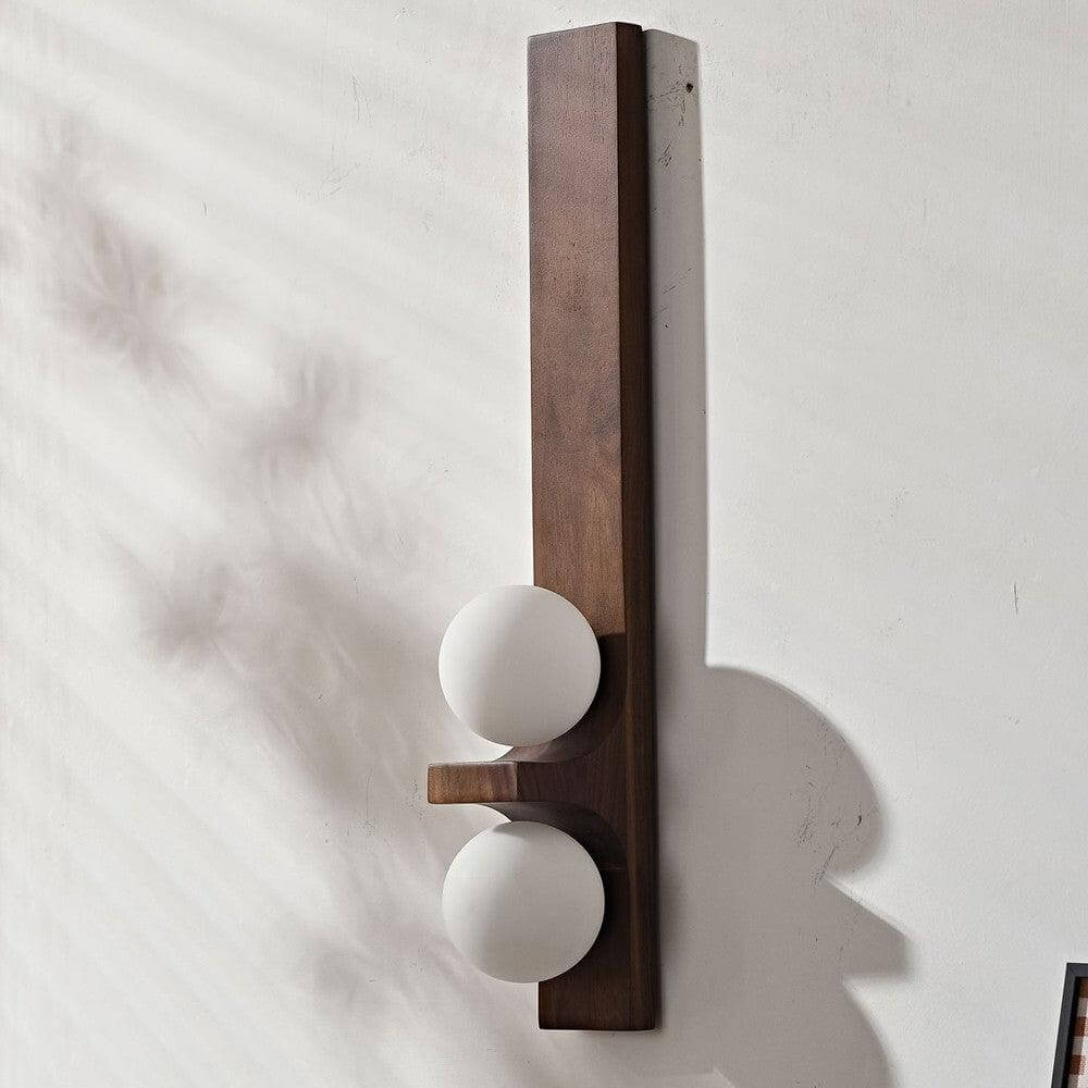 Wandlampe aus Holz mit zwei Kugeln