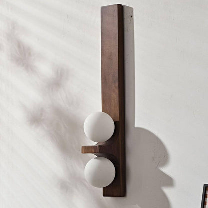 Wandlampe aus Holz mit zwei Kugeln