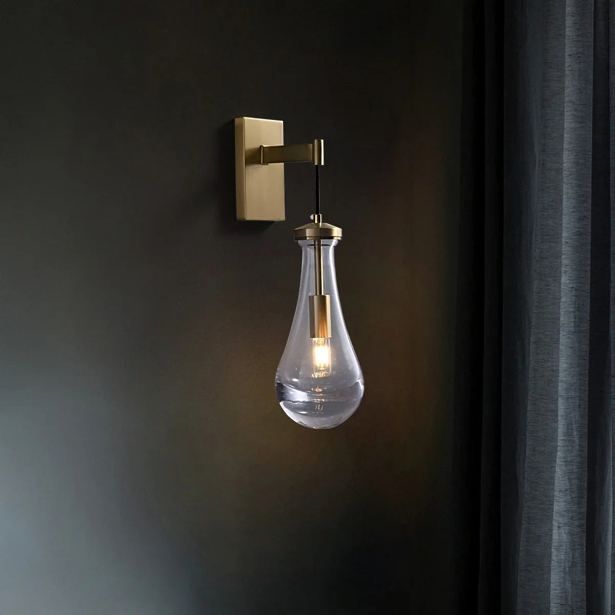Tropfenförmige Glas-Wandleuchte