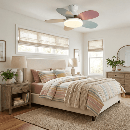 Deckenventilator mit blütenförmigen Holzflügeln