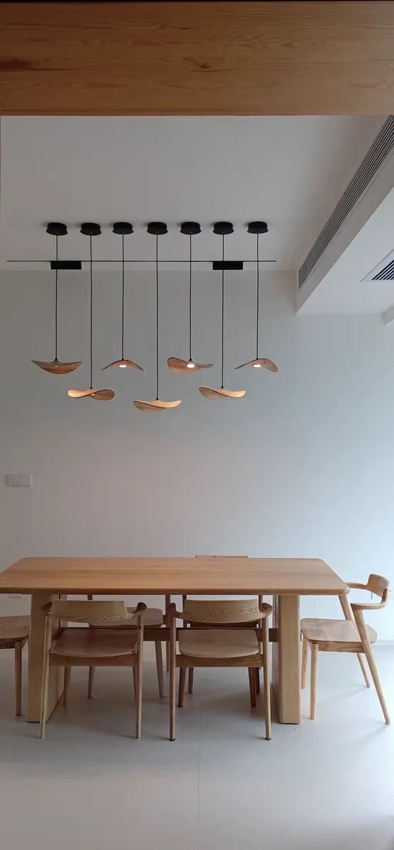 Wellenförmige Pendelleuchte aus Holz mit Blattmotiv