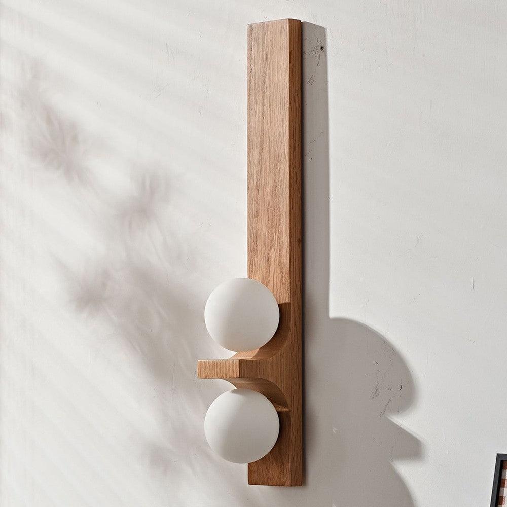 Wandlampe aus Holz mit zwei Kugeln
