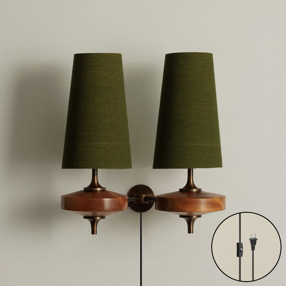 Wandlampe zum Einstecken aus Walnussholz und Messing