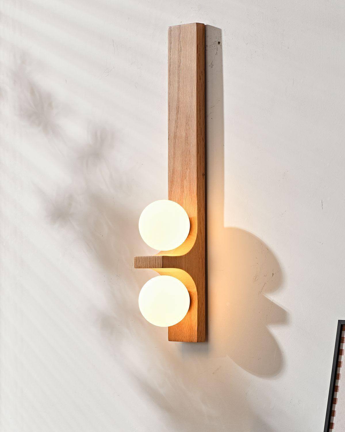 Wandlampe aus Holz mit zwei Kugeln
