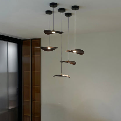 Wellenförmige Pendelleuchte aus Holz mit Blattmotiv