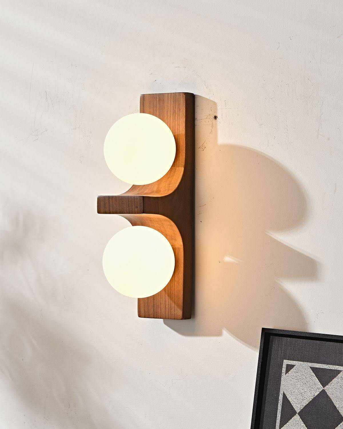 Wandlampe aus Holz mit zwei Kugeln