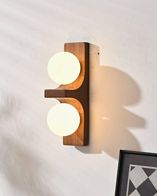 Wandlampe aus Holz mit zwei Kugeln