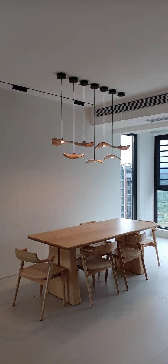 Wellenförmige Pendelleuchte aus Holz mit Blattmotiv