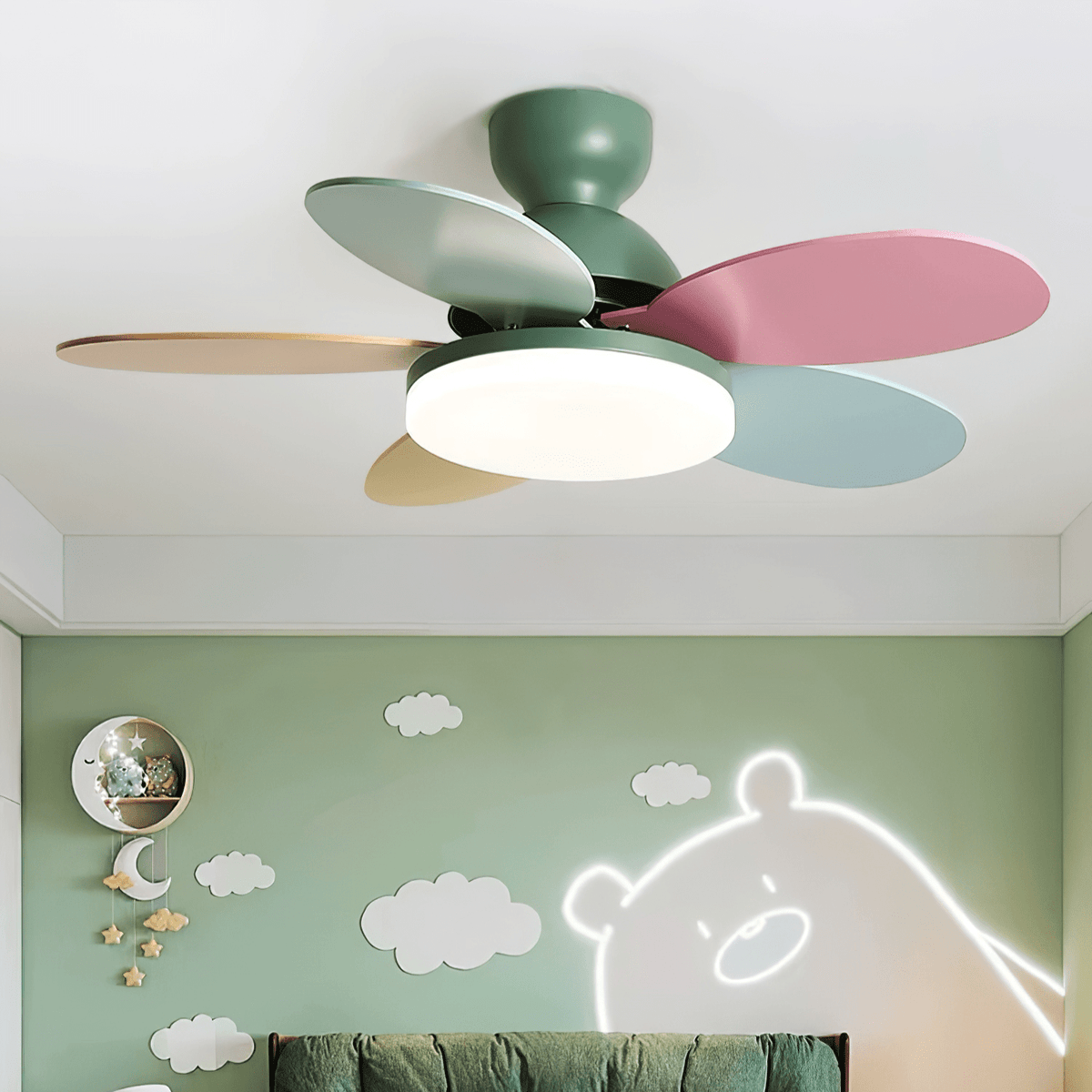 Deckenventilator mit blütenförmigen Holzflügeln