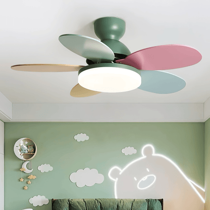 Deckenventilator mit blütenförmigen Holzflügeln