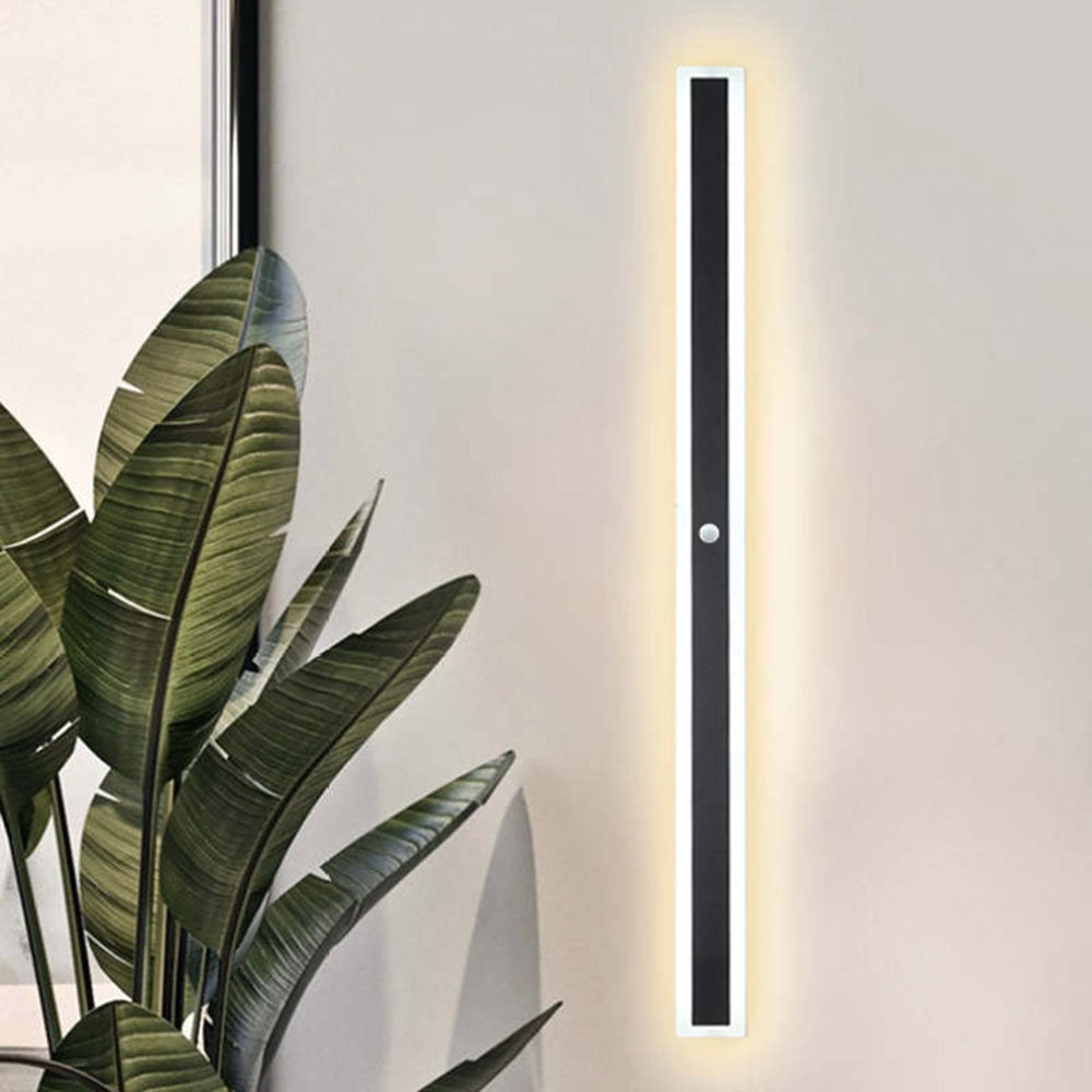 Minimalistische Außenwandleuchte mit Acrylabdeckung von Halvenn