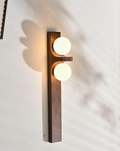 Wandlampe aus Holz mit zwei Kugeln