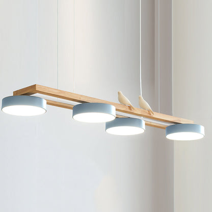 Lineare Holzpendelleuchte mit Vogelmotiv