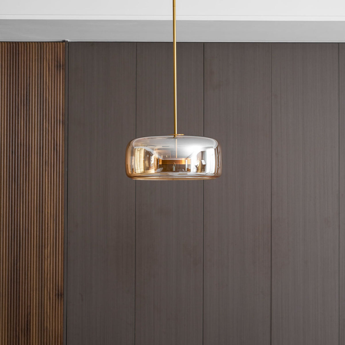 Handgeblasene Pendelleuchte mit Glasglocke