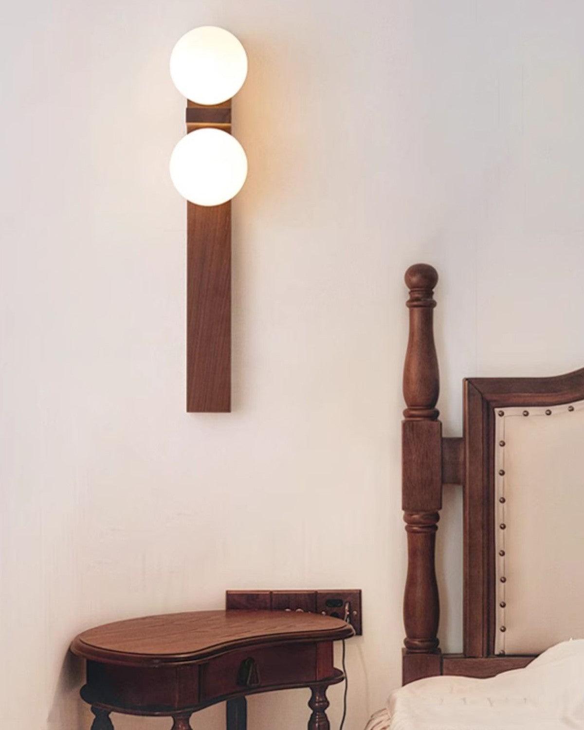 Wandlampe aus Holz mit zwei Kugeln