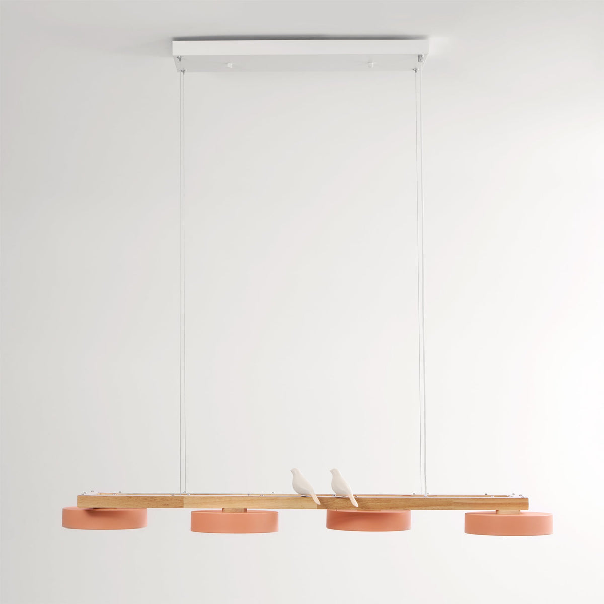 Lineare Holzpendelleuchte mit Vogelmotiv