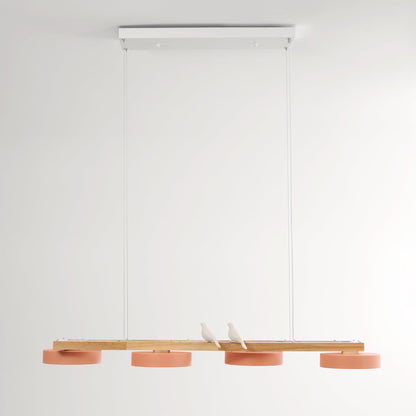 Lineare Holzpendelleuchte mit Vogelmotiv