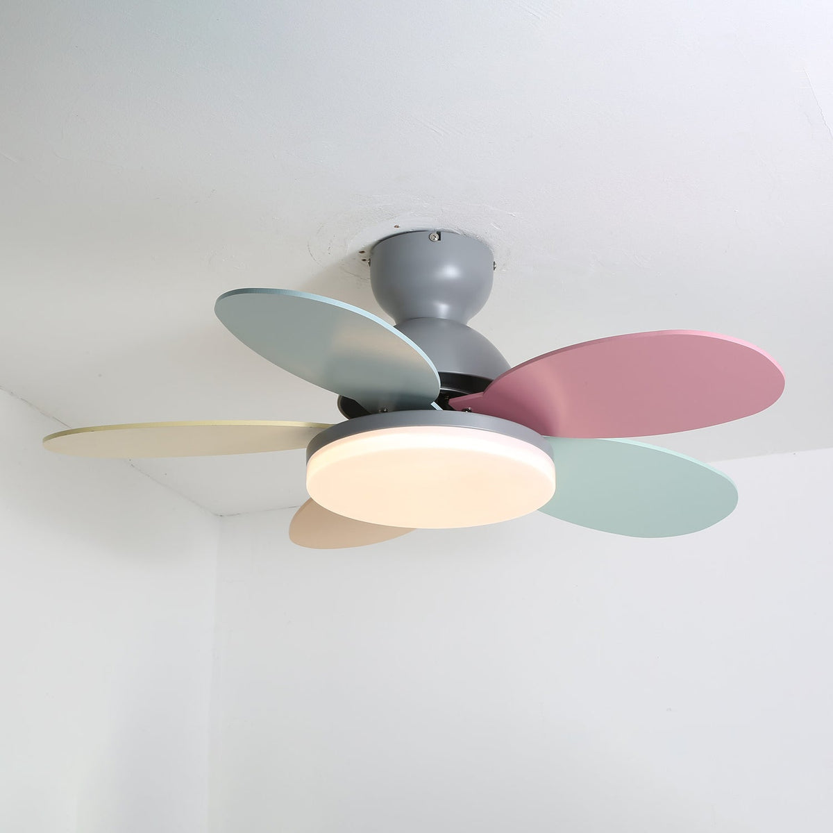 Deckenventilator mit blütenförmigen Holzflügeln