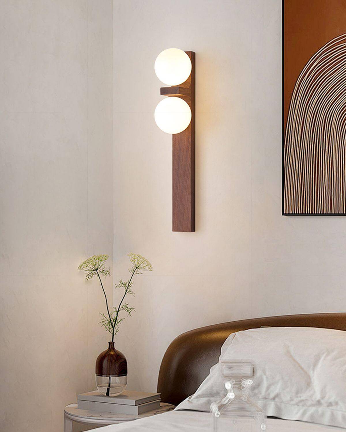 Wandlampe aus Holz mit zwei Kugeln