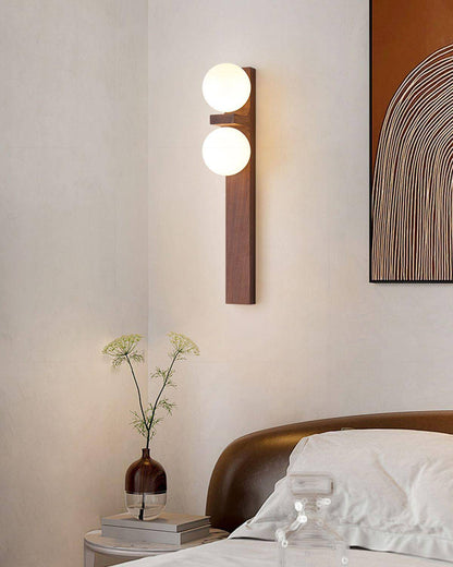 Wandlampe aus Holz mit zwei Kugeln