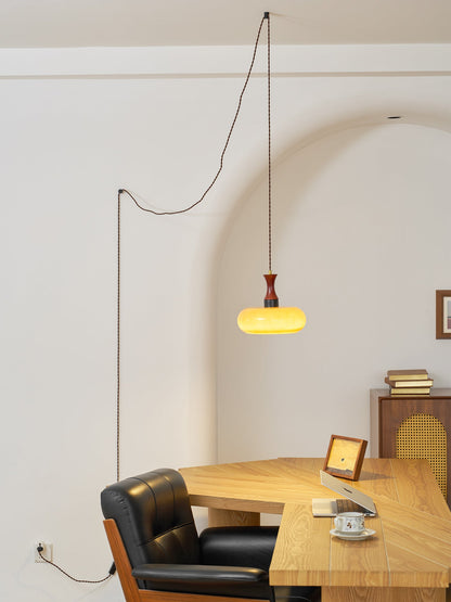 Stecker-Pendelleuchte aus Bernsteinglas