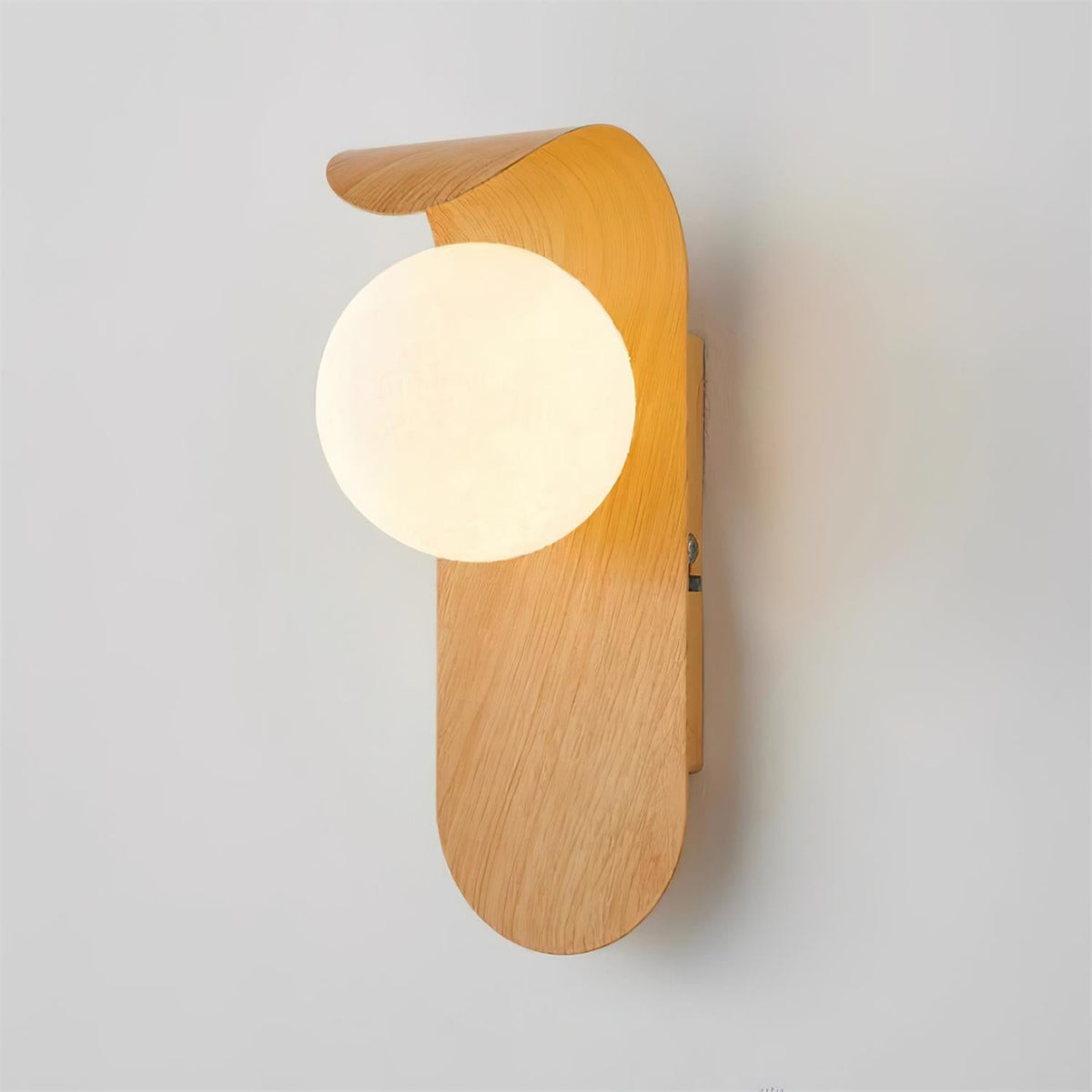 Minimalistische Velmara-Holz-Wandleuchte in Globusform
