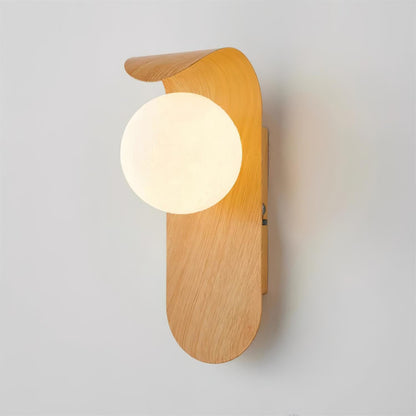 Minimalistische Velmara-Holz-Wandleuchte in Globusform