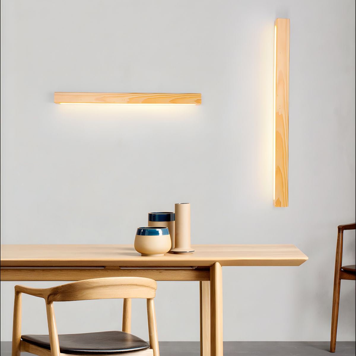 Schlanke lineare Wandleuchte aus Holz