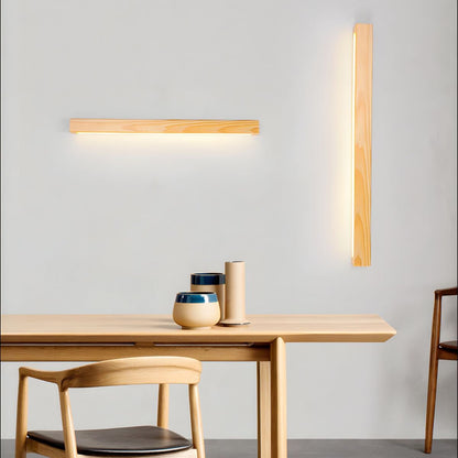 Schlanke lineare Wandleuchte aus Holz