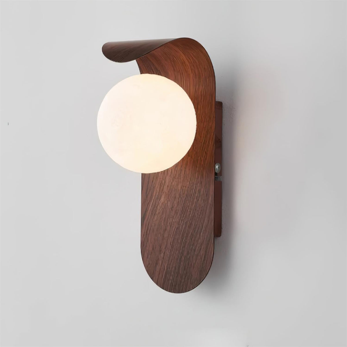 Minimalistische Velmara-Holz-Wandleuchte in Globusform