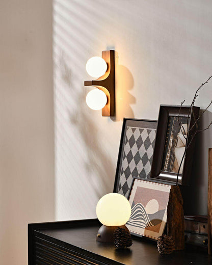 Wandlampe aus Holz mit zwei Kugeln