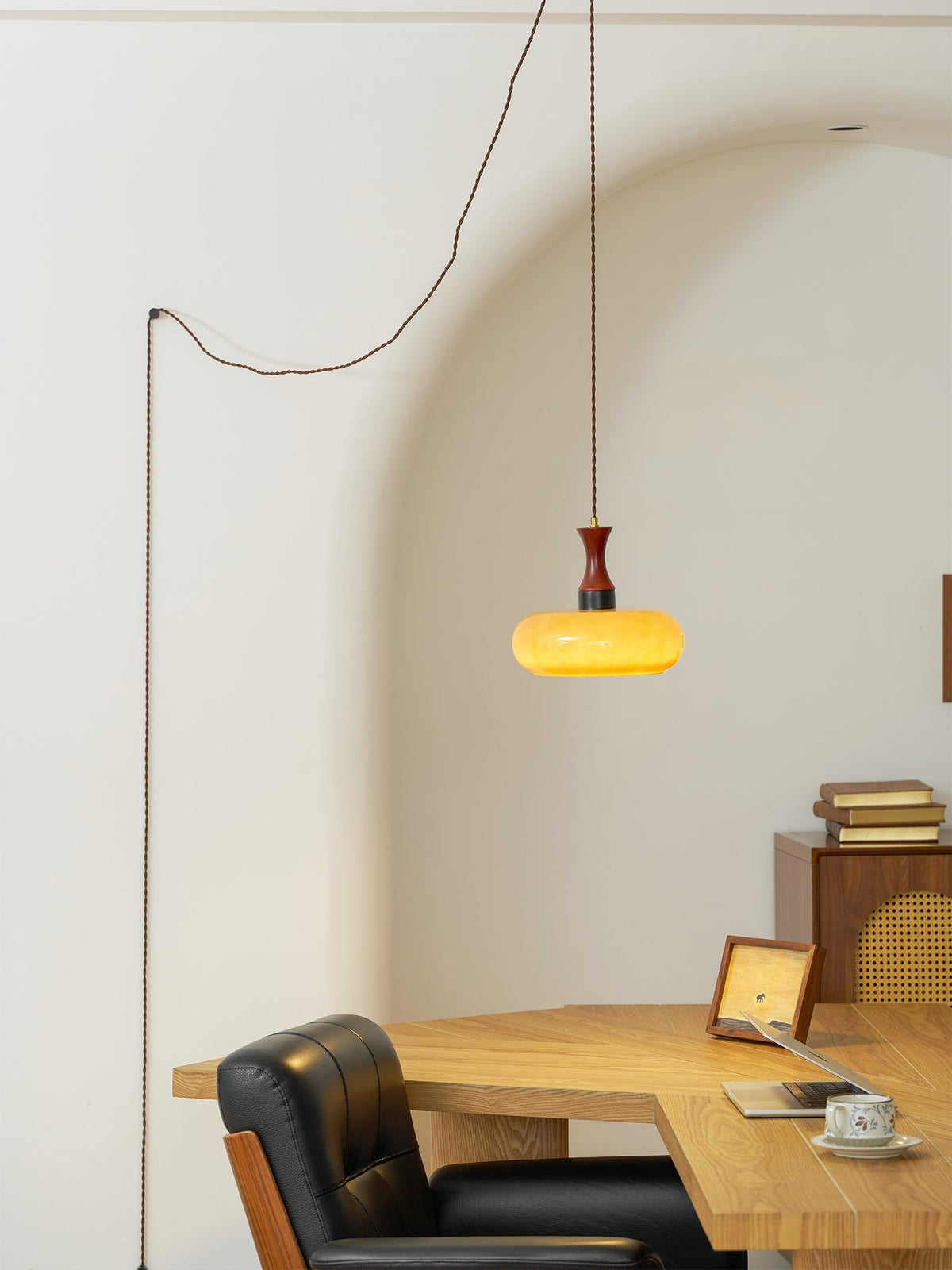 Stecker-Pendelleuchte aus Bernsteinglas