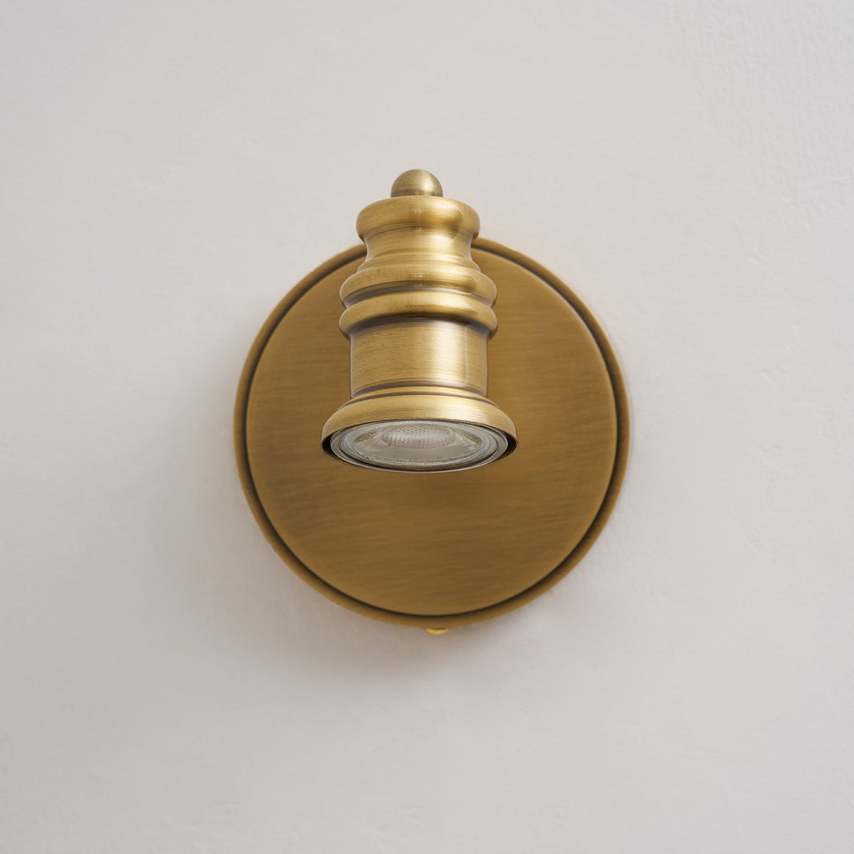 Wandleuchte mit linearem Messingstrahler