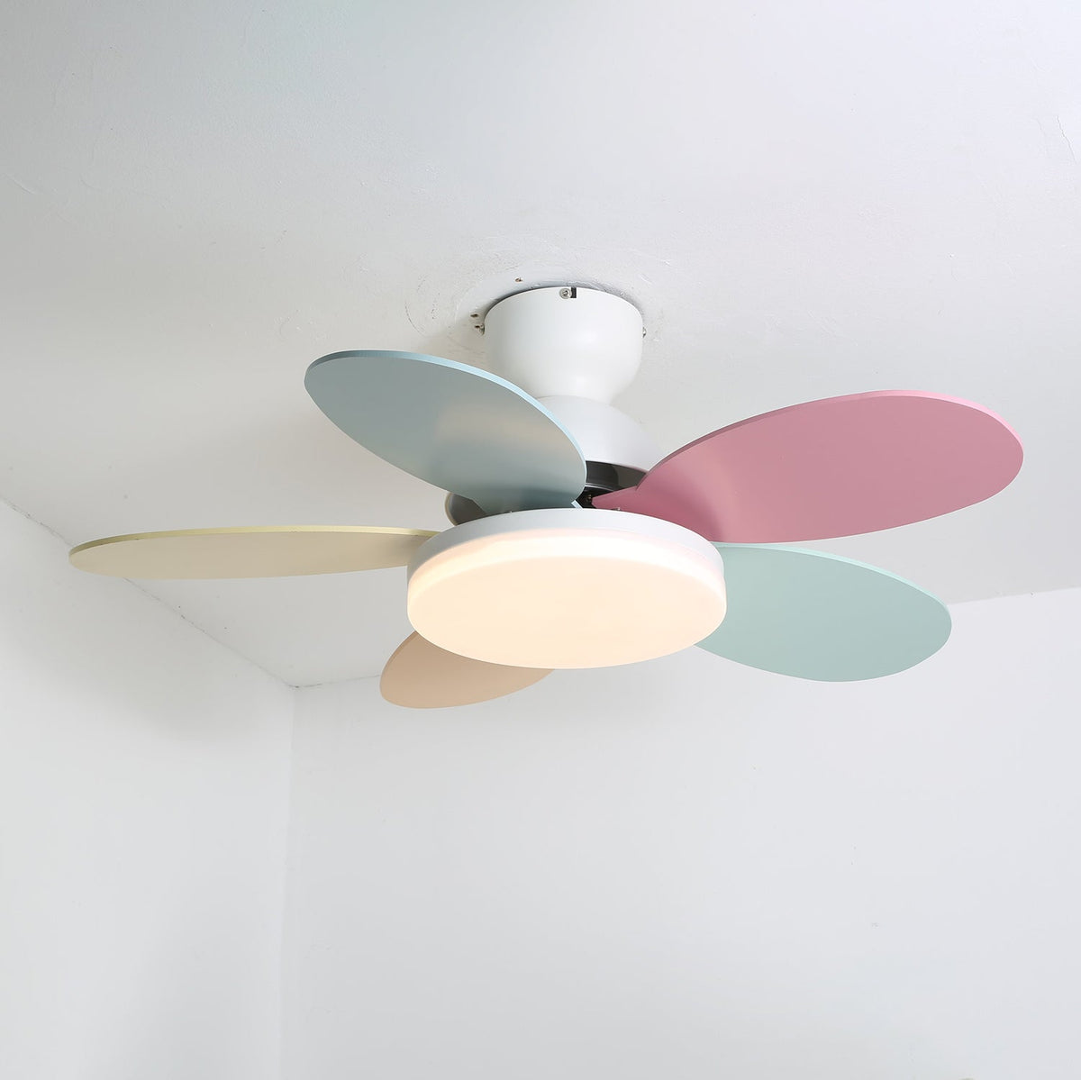 Deckenventilator mit blütenförmigen Holzflügeln