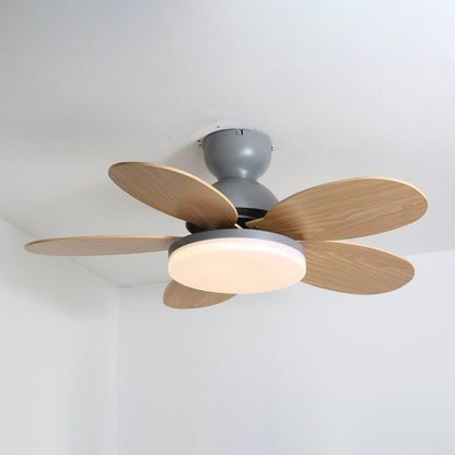 Deckenventilator mit blütenförmigen Holzflügeln