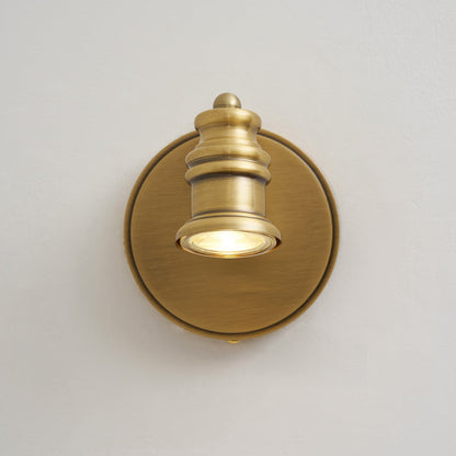 Wandleuchte mit linearem Messingstrahler