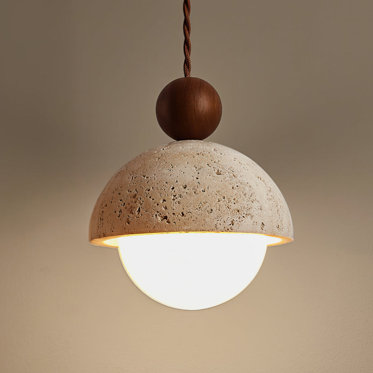 Holz-Pendelleuchte mit Travertin-Kuppel