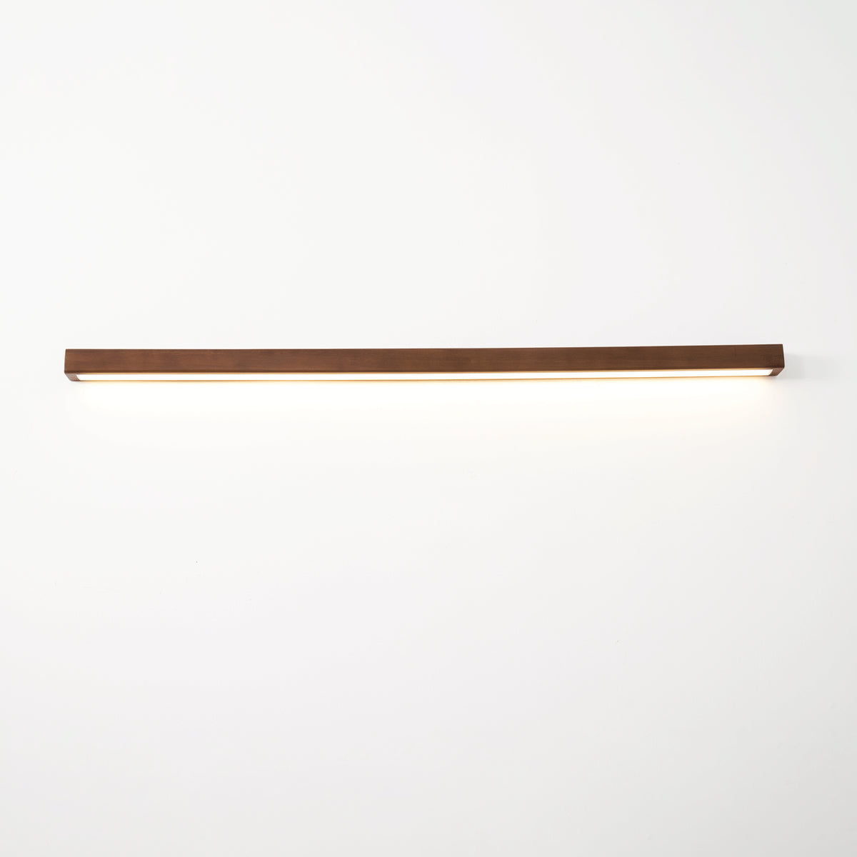 Schlanke lineare Wandleuchte aus Holz