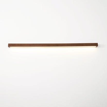 Schlanke lineare Wandleuchte aus Holz