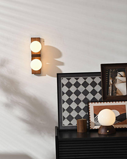 Wandlampe aus Holz mit zwei Kugeln