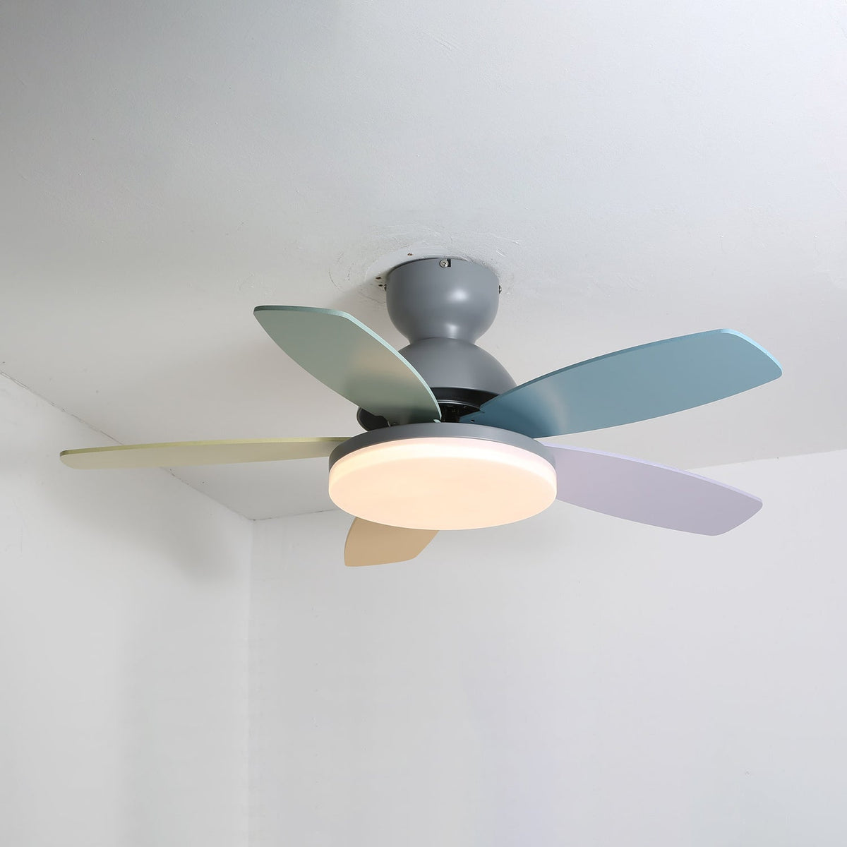 Deckenventilator mit blütenförmigen Holzflügeln