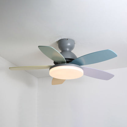 Deckenventilator mit blütenförmigen Holzflügeln