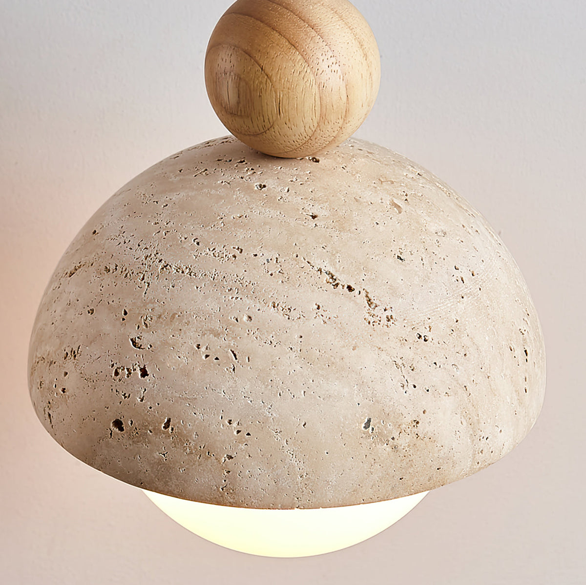 Holz-Pendelleuchte mit Travertin-Kuppel
