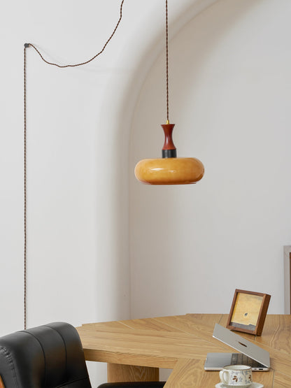 Stecker-Pendelleuchte aus Bernsteinglas